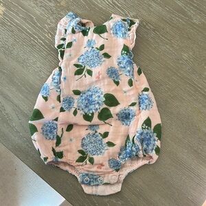 Angel dear hydrangea bubble romper, snap crotch. 3-6 months